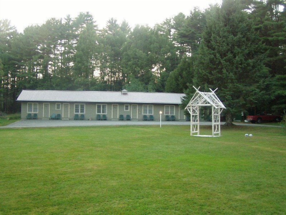 Pine Tree Motel & Cabins