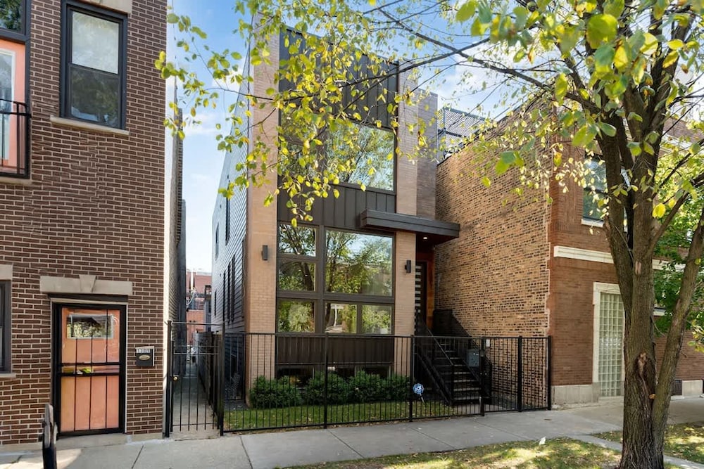 Stunning 5BR Home With 2 Rooftops Sauna Hot Tub