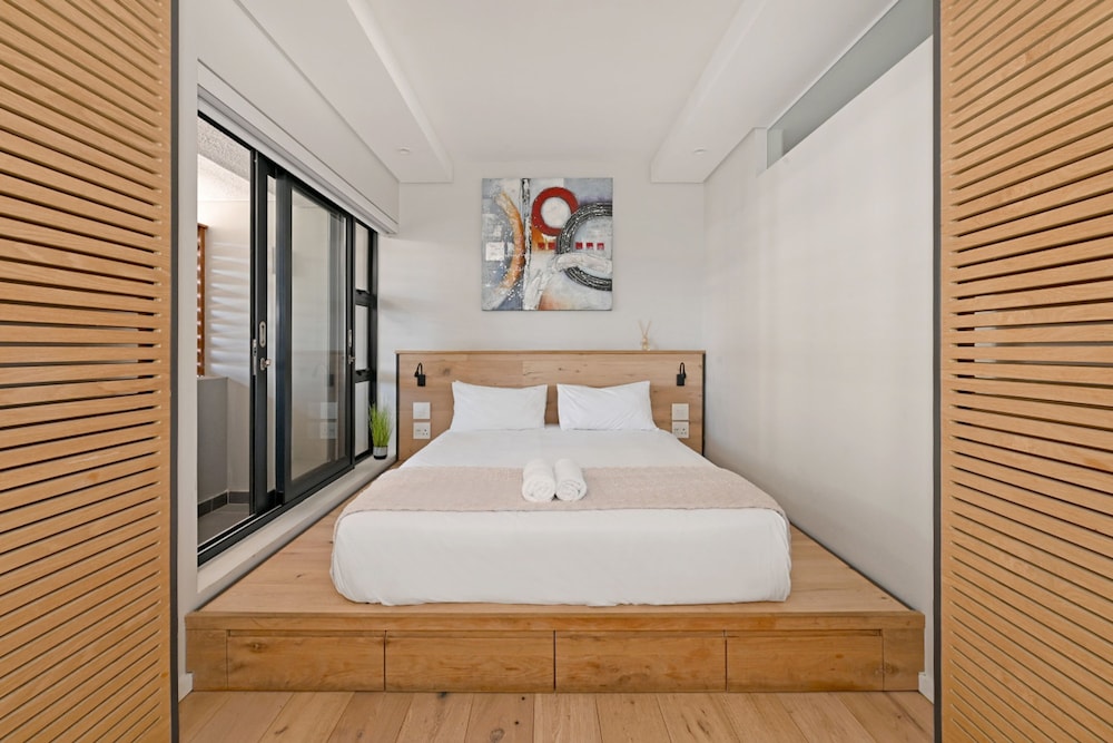 One Bedroom Green Point Spacious