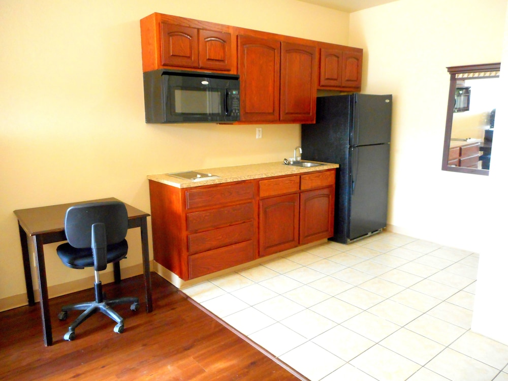 Crossroads Inn & Suites