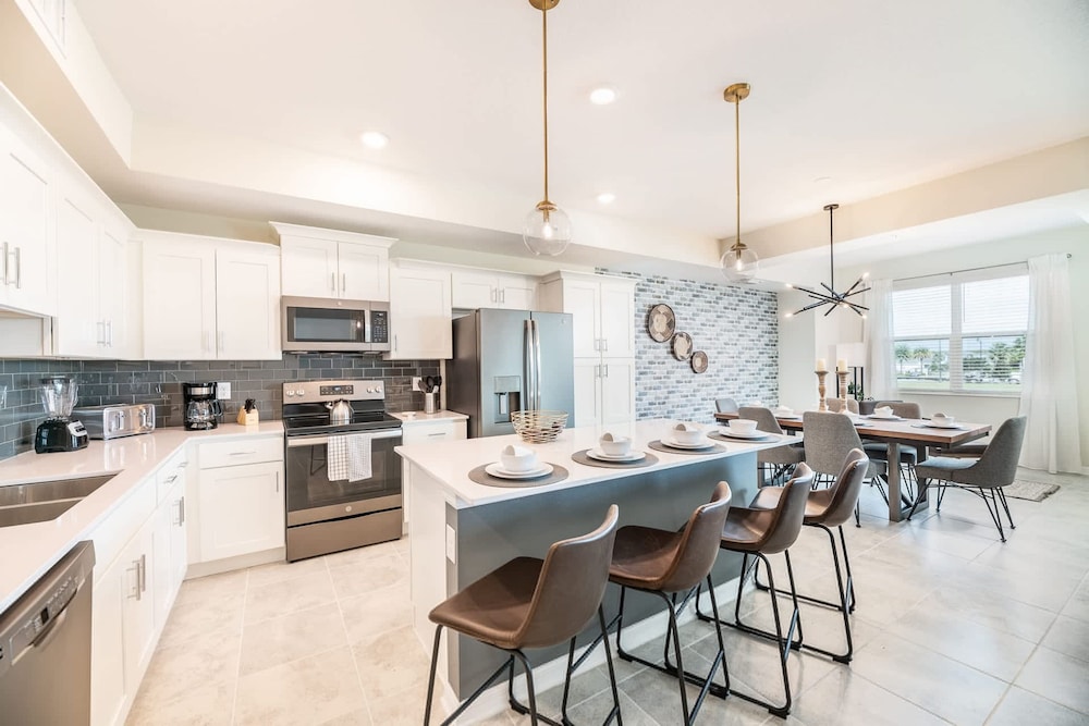 Chic 2bed Condo at Storey Lake Mickey Room