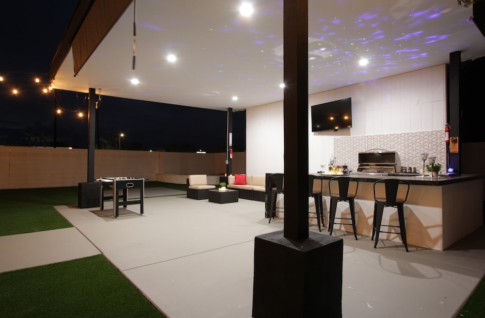Putting Green & Gazebo: Upscale Peoria Home view 2
