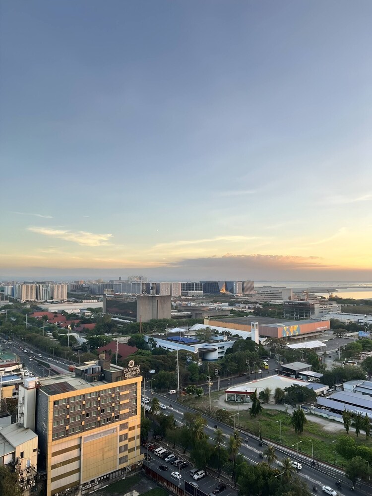 Luxury Bay Condo Near MOA With Balcony Free Wi-fi