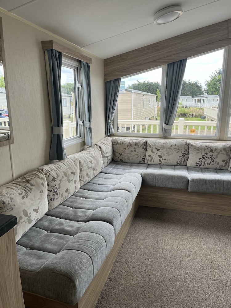 Premium Location - Sleeps 6 - Caravan on The Lakes