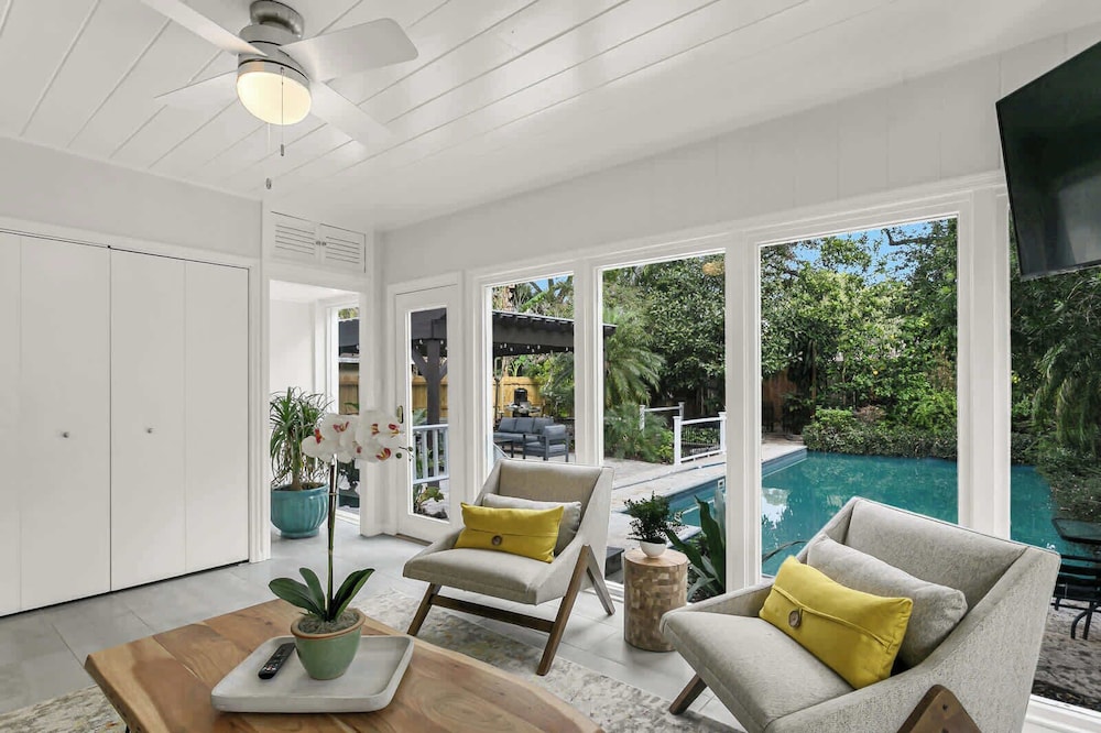 Pool House Oasis - Home for 6