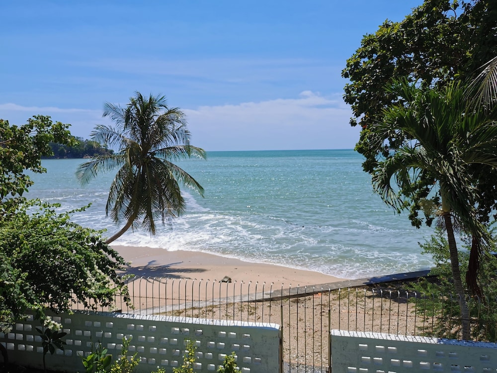 Little Heaven by SkyHive BeachfrontVilla