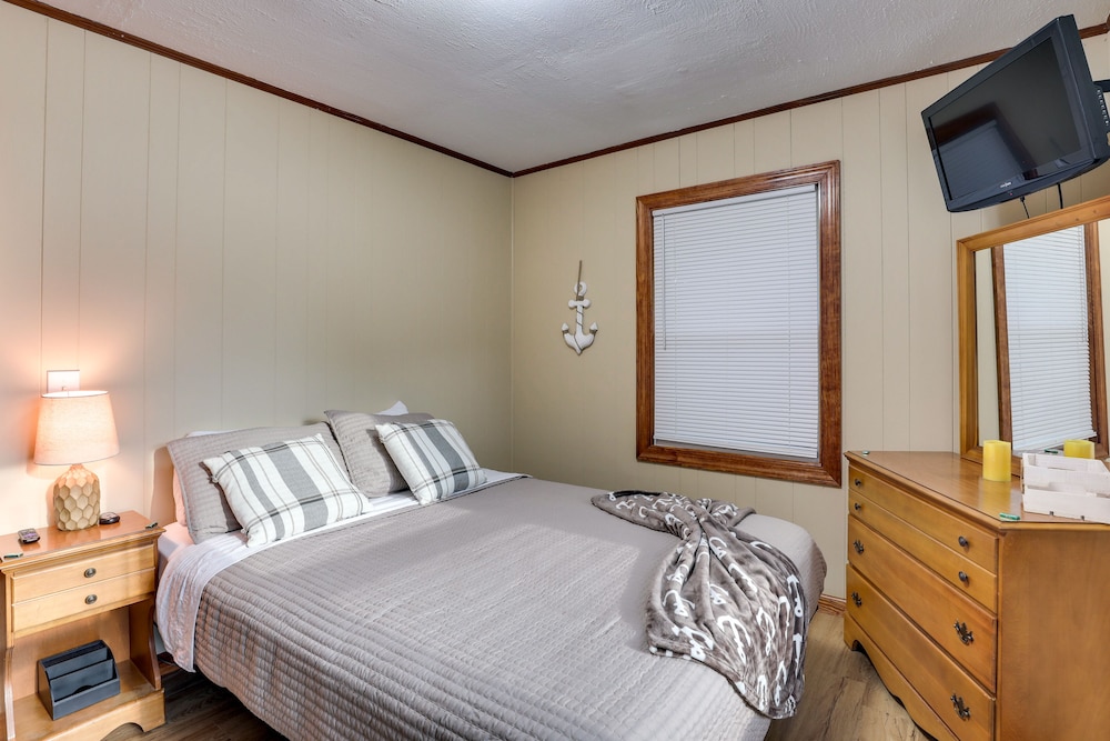 Multi-level Bonneau Cabin: Walk to Lake! view 5