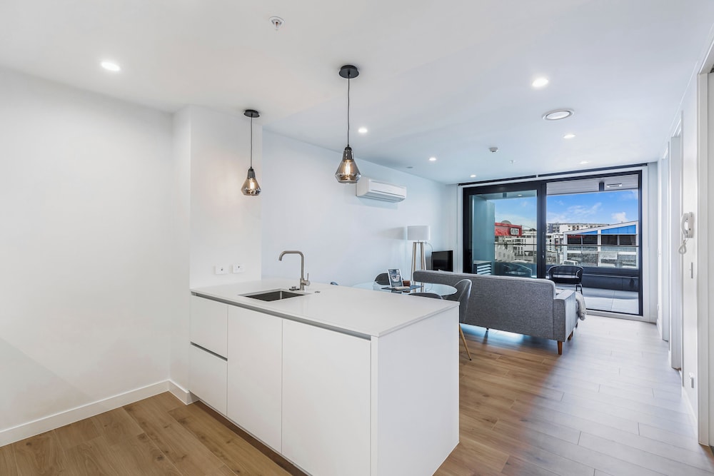 Stylish Apt+Balcony+Full Amenities Zodiak Stays