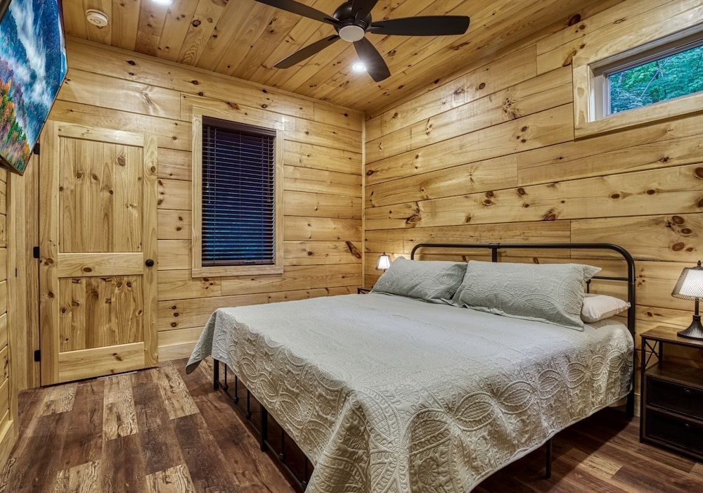 Bear Tracks Lodge 4 Bedroom Cabin by RedAwning view 4