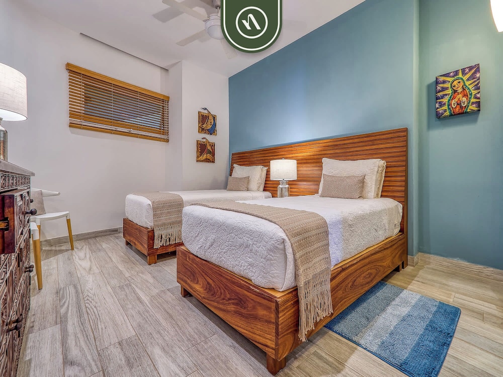 Luxury 4 BR Condo - Private Beachfront Deck With Pool
