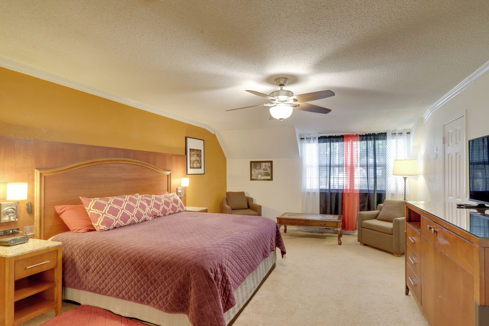 Houston Townhome 4 Mi to Airport: Central Location