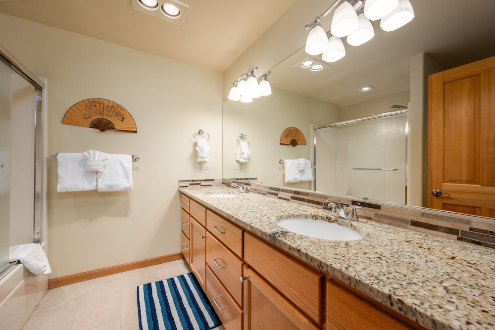 Family-Friendly Dara Oaks Home with Private Hot Tub and BBQ on the Deck by RedAwning