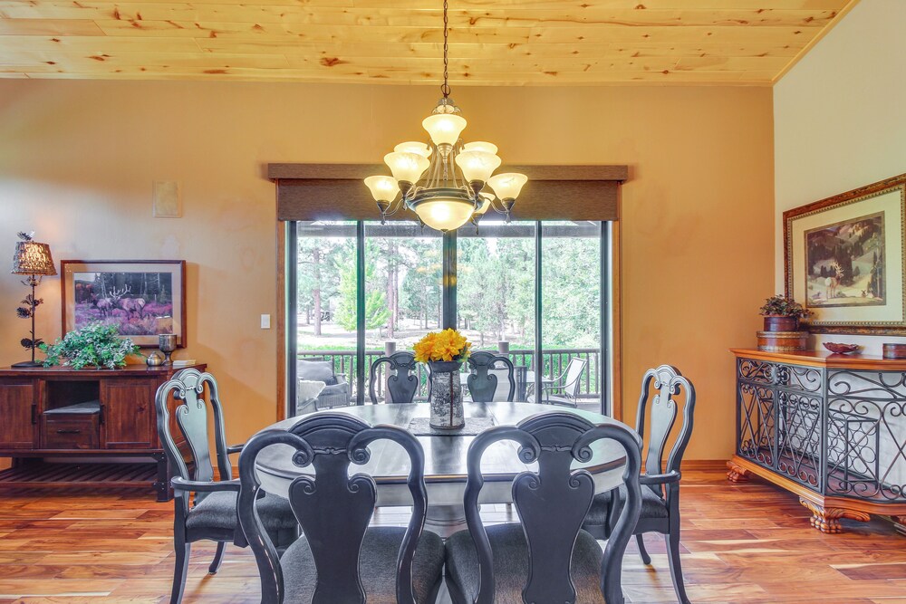 Cozy Show Low Lodge: Hike, Golf & Ski! view 4