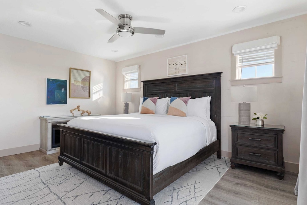 Sleeps 18! 7bdr, Backyard Pool, Walk to Beach Miramar Beach Jewel by Avantstay
