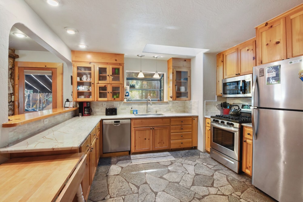 Elm Street Getaway Sleeps 8!