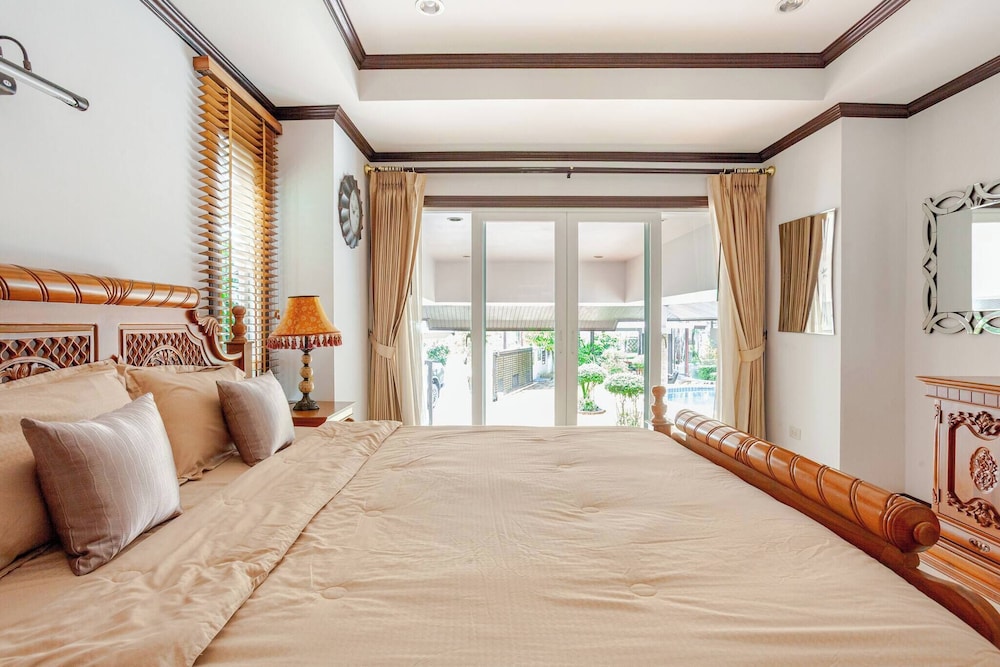 Luxury Iconic Royal Boat Pool Villa North Pattaya