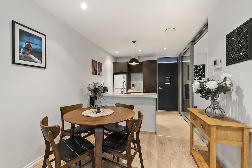Chic 2BR Pool & Gym - Steps to Ponsonby view 4