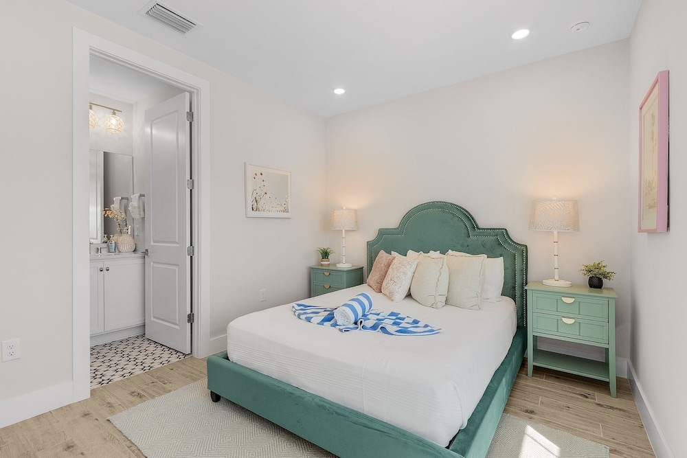 211 Blue Palm: Spacious 5-Bedroom Pool Home, Steps from Beach! 5 Home