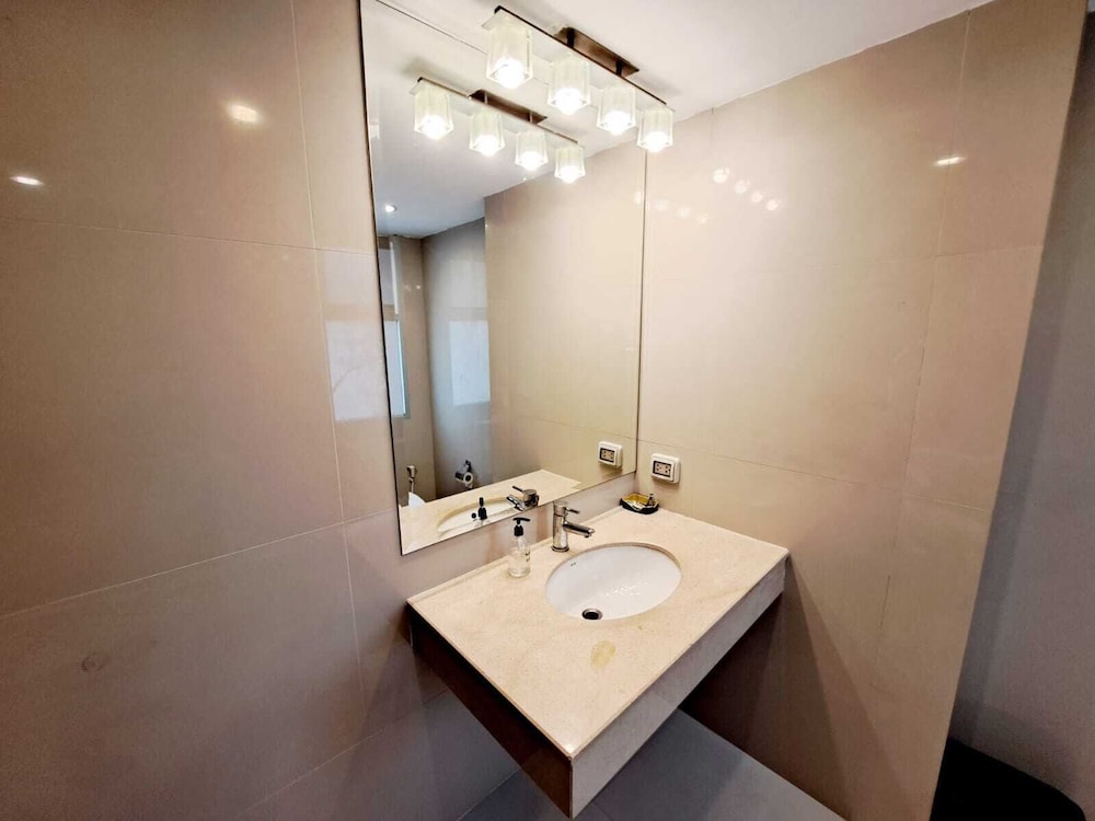 2D - 3 Bedroom Downtown Apartment With Shared Pool