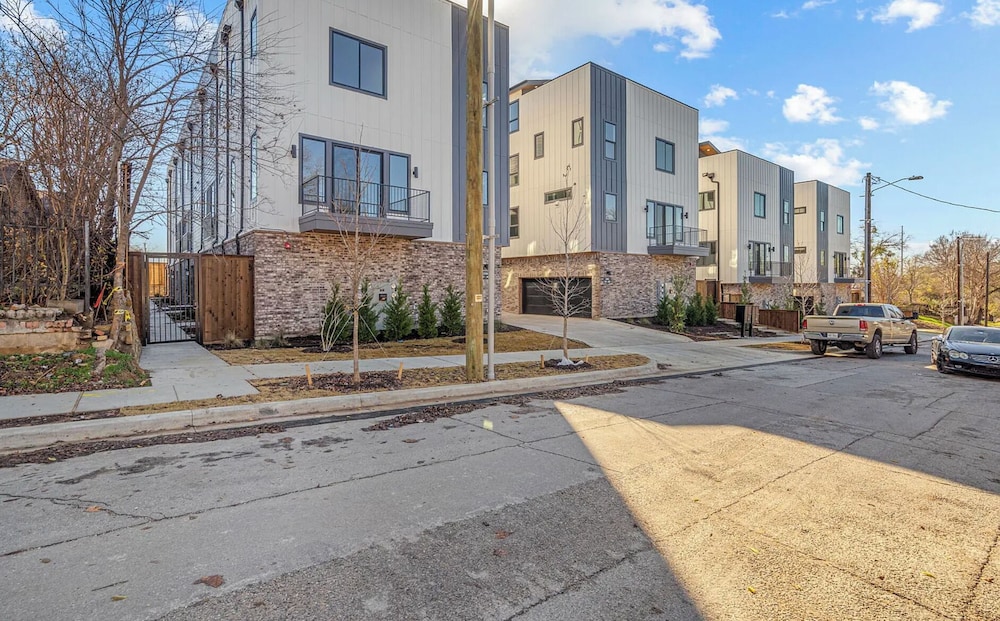 Landing Apartments - Downtown Dallas