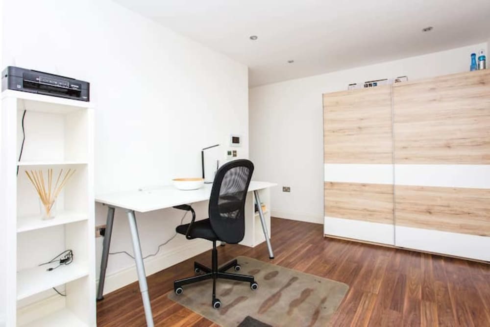 Energised Apartment With Gym in Brent Park