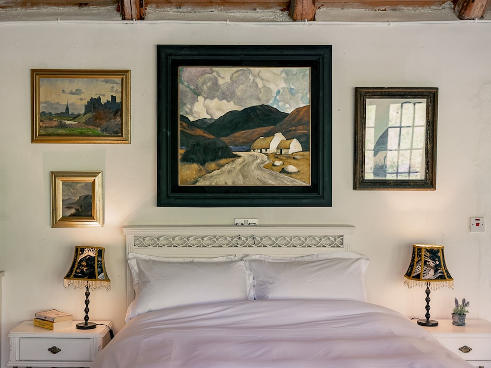 Traditional Style Thatched Cottage With Modern Amenities