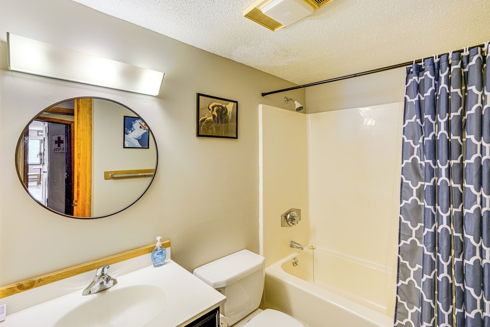 Snow Mountain Condo: Hot Tub + Shuttle to Resort
