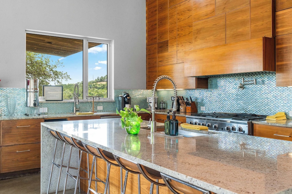 Luxury 4BR Hilltop Retreat Hot Tub & Scenic Views