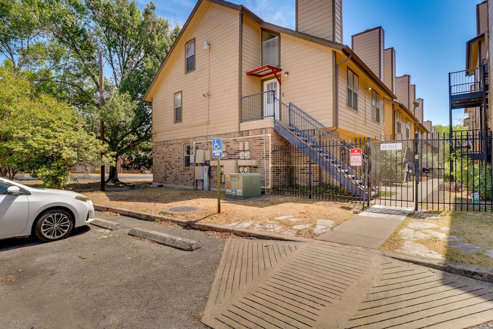 Austin Condo w/ Pool Access: 5 Mi to Downtown! view 4