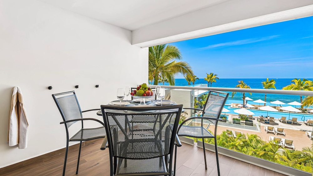 Gorgeous 1BR Condo With Pools Sea Views