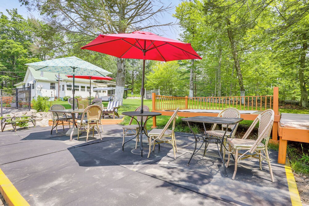 5 Mi to Monticello Raceway: Cabin w/ Pool Access!