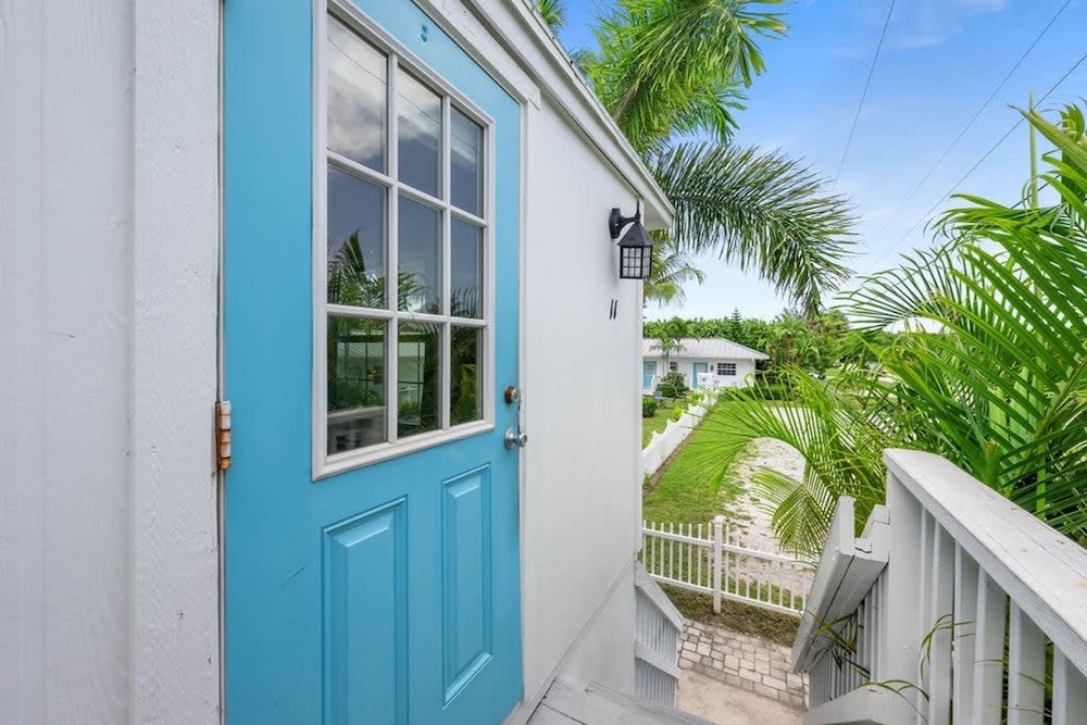 13 Queen Size Bedroom Near the Beach Pet Friendly