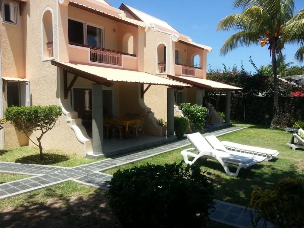 Residence With 6 Seafront Bungalows and Swimming