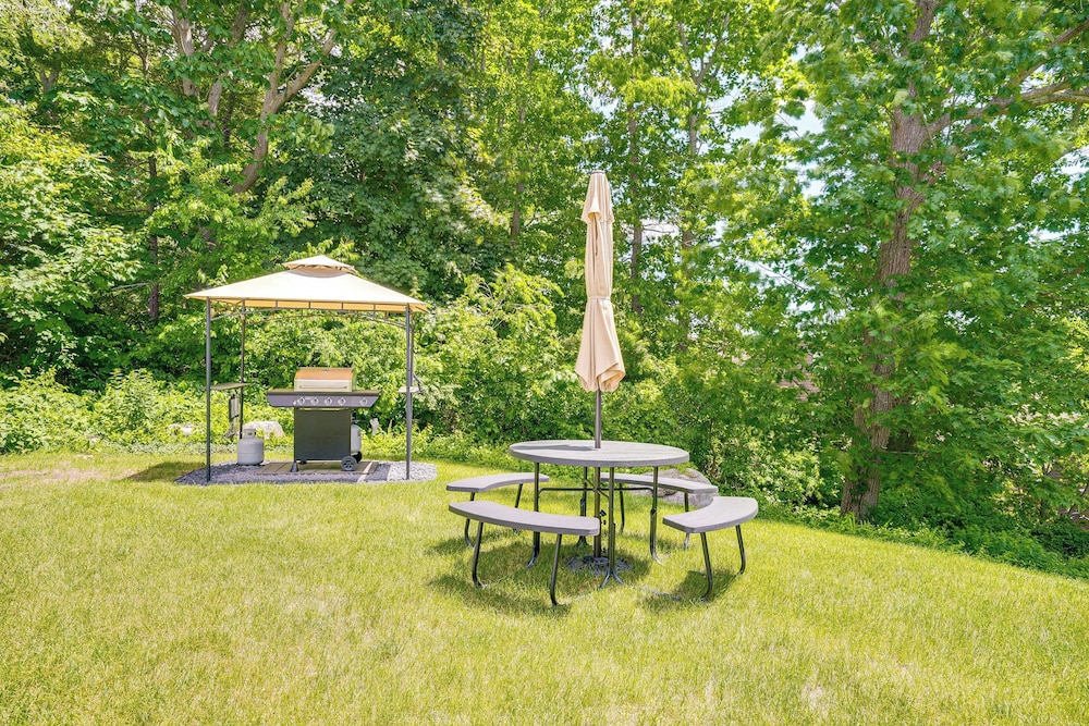 Gloucester Home w/ Large Yard: 1 Mi to Beach!