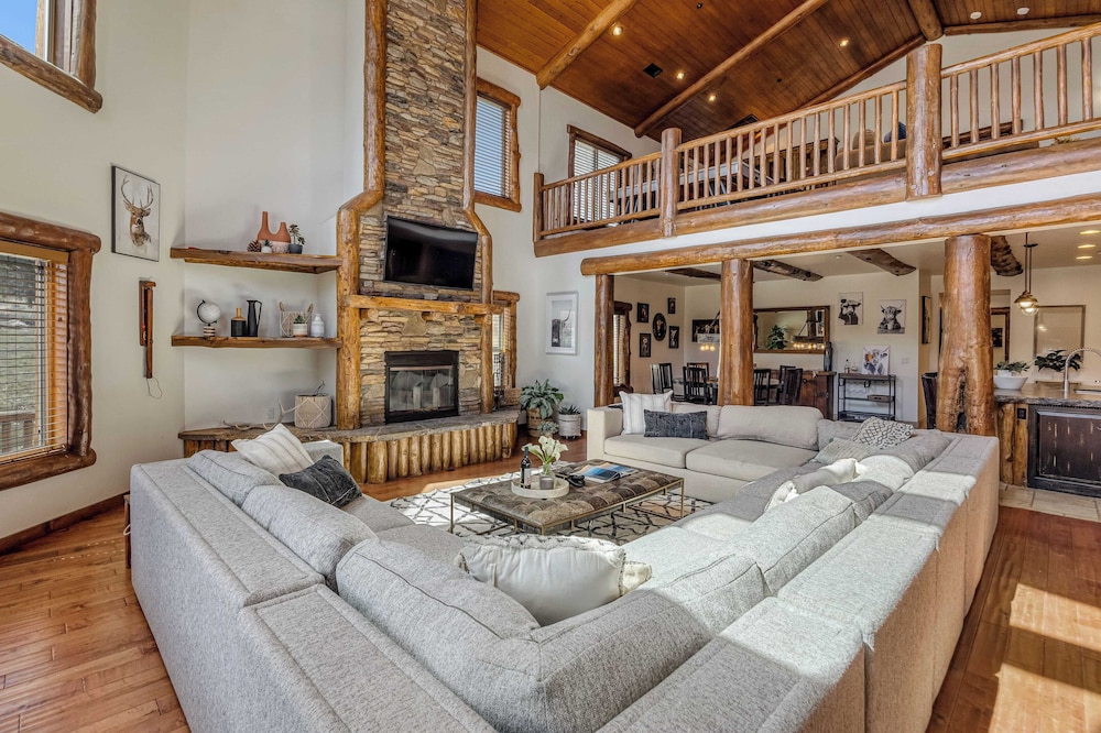 Group Cabin + Lake and Mountain View Pet-friendly, Fireplace, Games, Loft