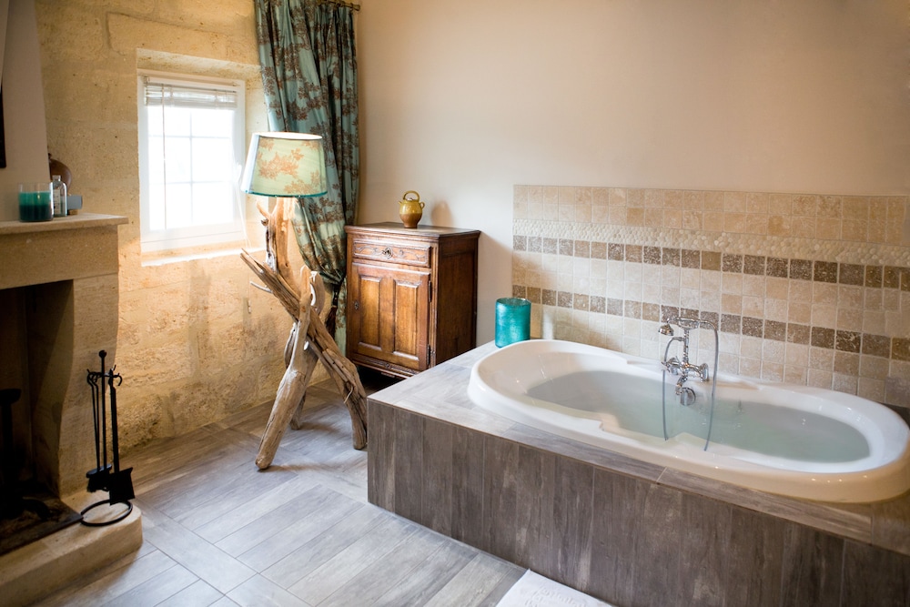 Château Latour Segur Suites & Spa