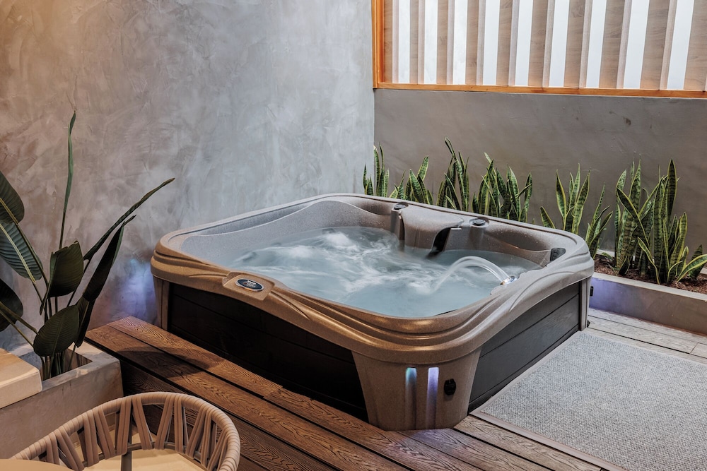 10th Street 3 Bedroom Jacuzzi & Billiard