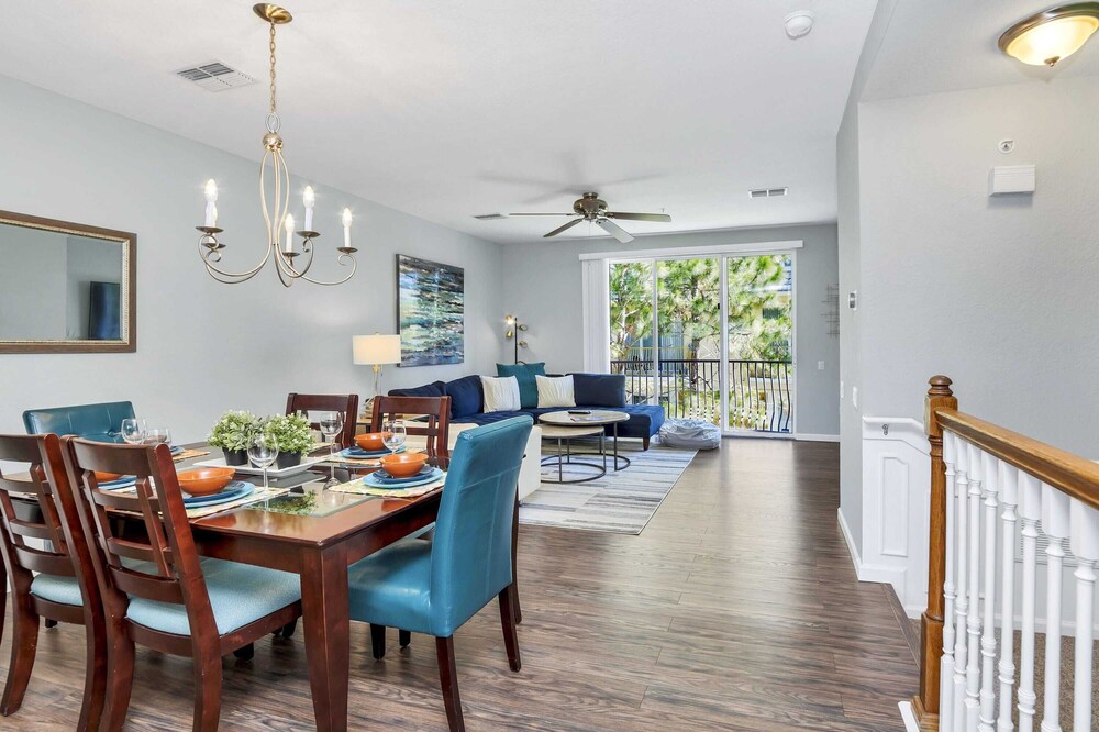 Pleasant and Spacious Town Home Near the Convention Center #3vc107