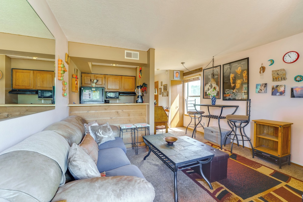 Walk to Angel Fire Resort: Getaway w/ Balcony