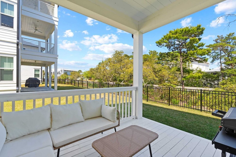 Family-friendly Coastal Escape Grill, Decks & More!