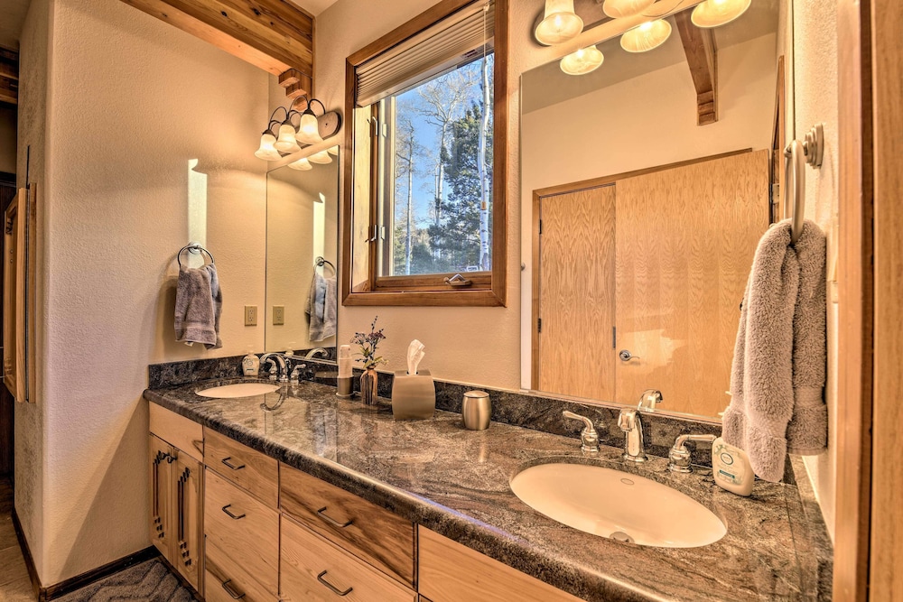 Falcon Rest: A Deluxe Angel Fire Mountain Retreat!