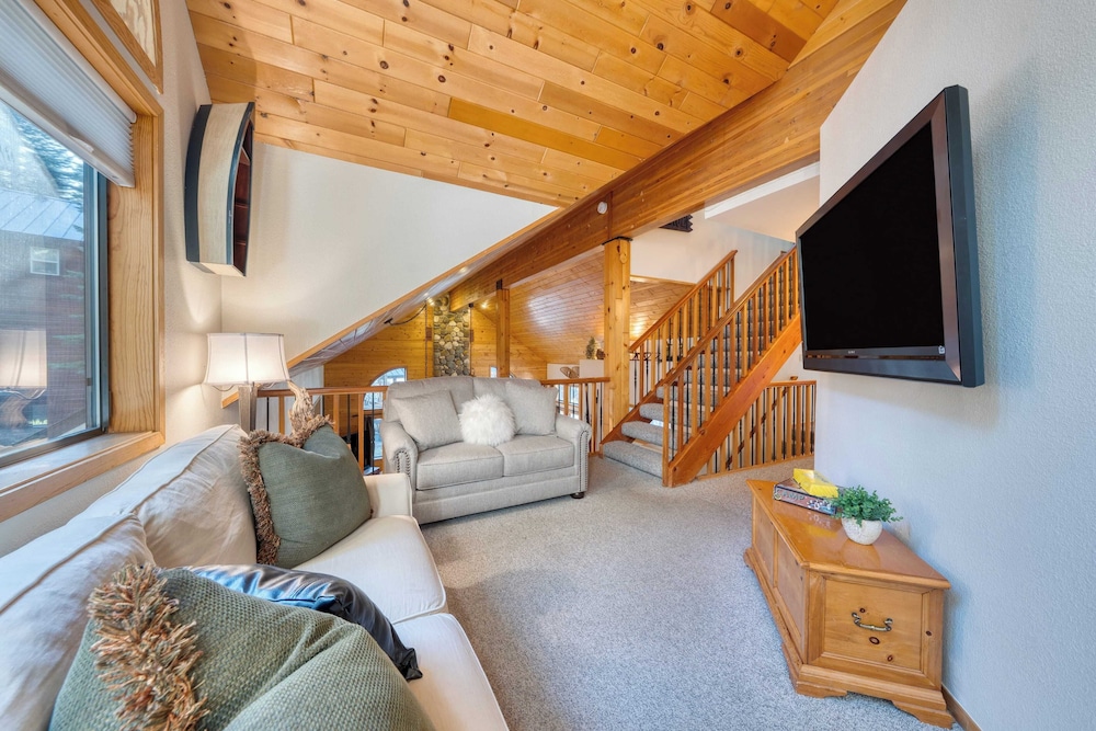 Cozy Escape w/ Hot Tub + Deck & Access to Tahoe Donner & Skiing Alpenglow Chalet by Avantstay