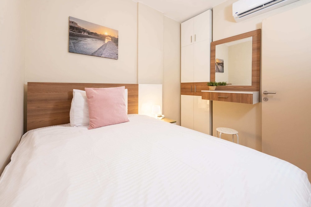 Xuru Stays I Exotic 1bdr w/ Outdoor Terrace Pool & Beach Access
