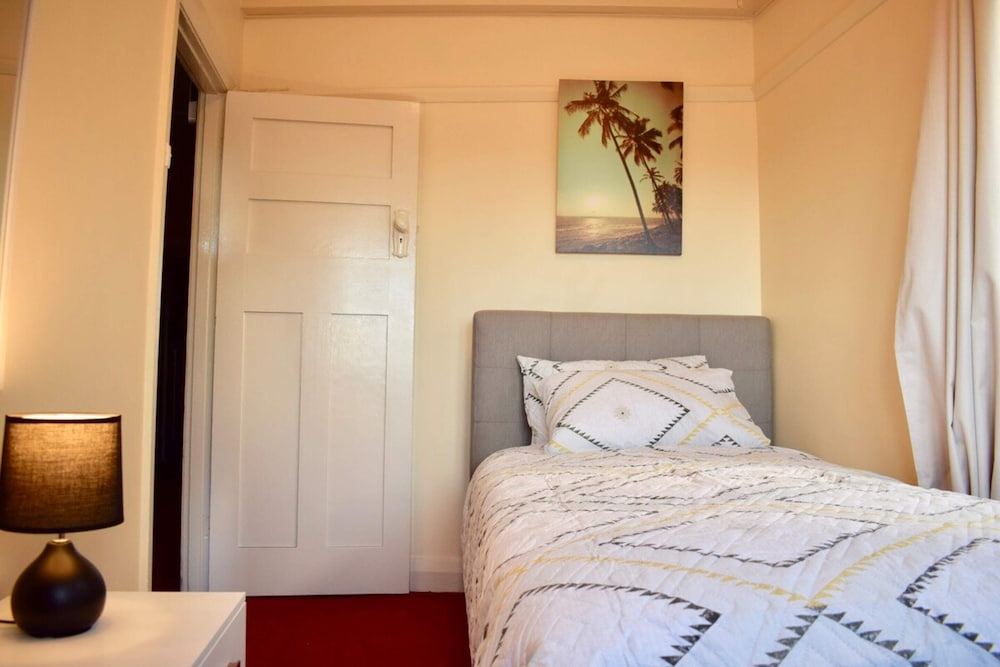 Comfortable 3 Bedroom Apartment In Trendy Haberfield view 2