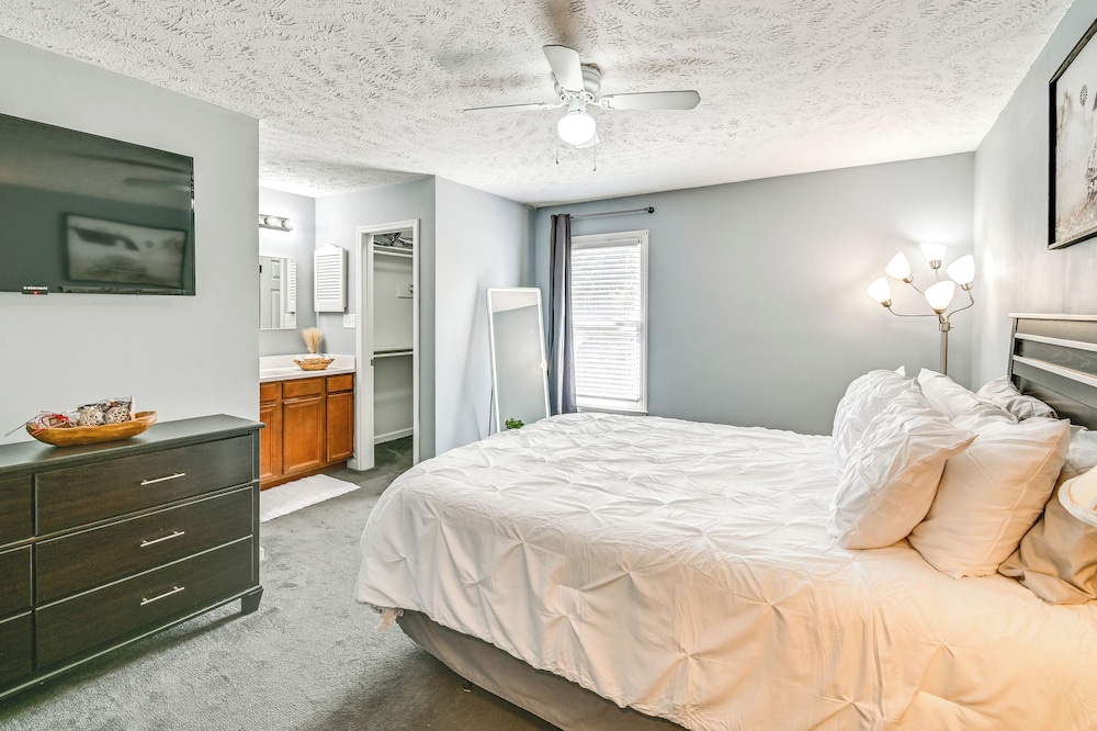 Large Yard, Office Space: Fayetteville Family Home