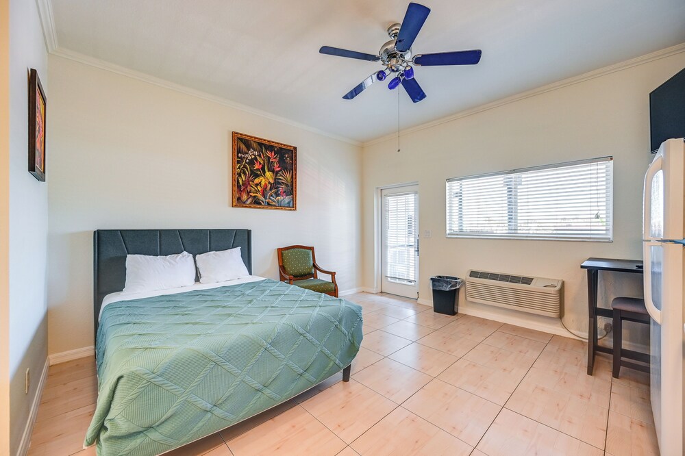 Sail + Soak: Naples Condo w/ Heated Pool Access