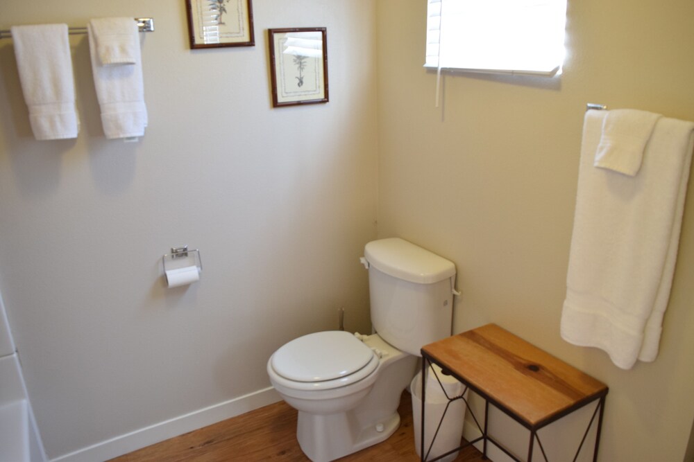 345 Hinds 2 Bedroom Cabin by RedAwning view 4