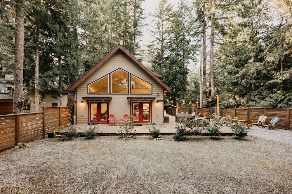 Mt Baker Rim Cabin 24 - Hot Tub, Wifi, Air Conditioning, Sleeps 8