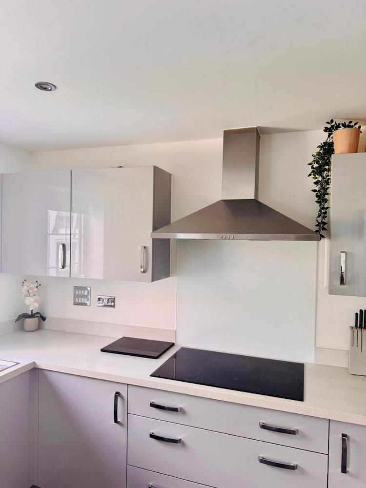 High END Spacious 4 Bed House - Free Parking