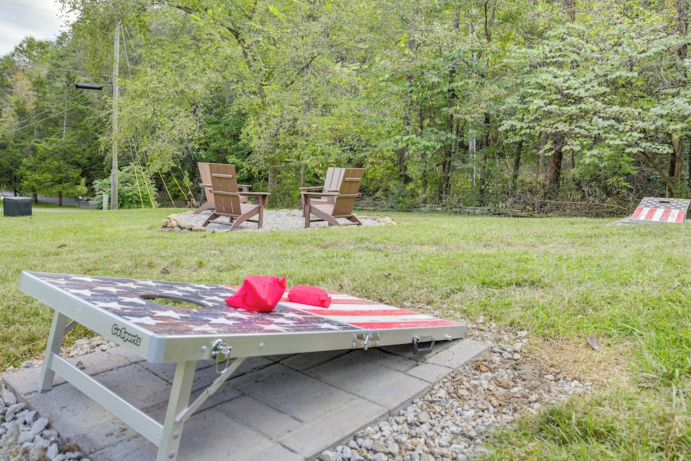 Mins to Dollywood: Boujee Bear Cabin w/ Hot Tub!
